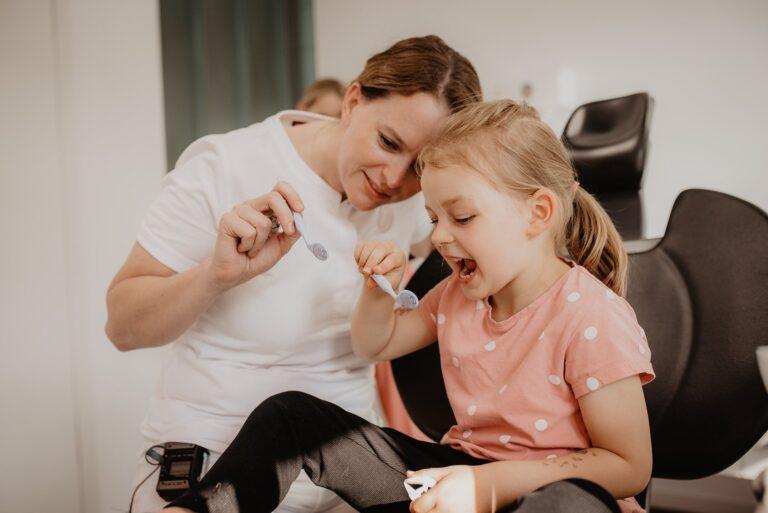 Zähne putzen bei Kindern: So klappt es von Anfang an